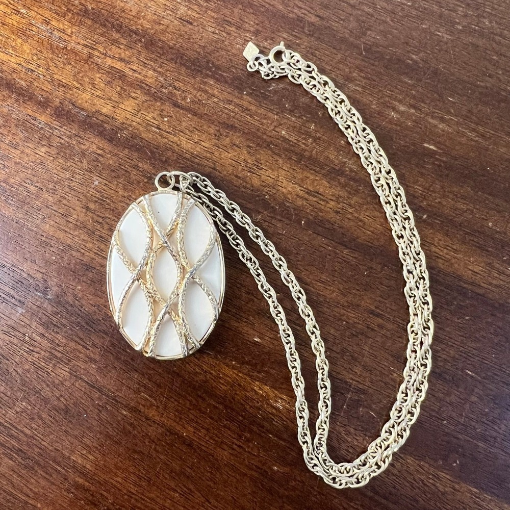 ☘️5/$25 Sarah Coventry Gold Tone White Cabochon Lattice Oval Pendant Necklace